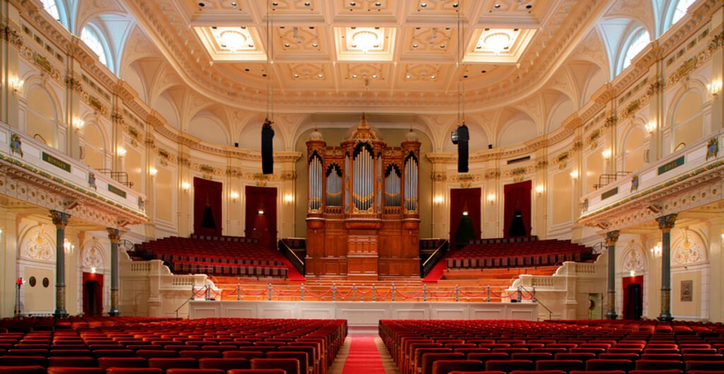 11 de abril: Se inaugura la sala Concertgebouw en Amsterdam